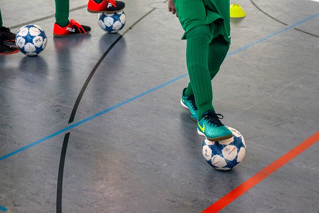 凯文·德·布鲁因（Kevin de Bruyne）在人类城市的衰落，丹尼尔·穆诺兹（Daniel Munoz）的后卫角色和让·里纳（Jean-Ricner）贝尔加德（Bellegarde）转变.